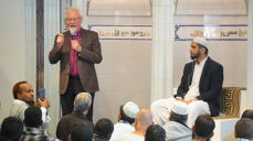 Biskop Kvarme takker muslimene i ICC for godt samarbeid under  fredagsbønnen. Til høyre imam Farooq Hammid.