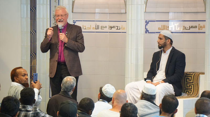 Biskop Kvarme takker muslimene i ICC for godt samarbeid under  fredagsbønnen. Til høyre imam Farooq Hammid.