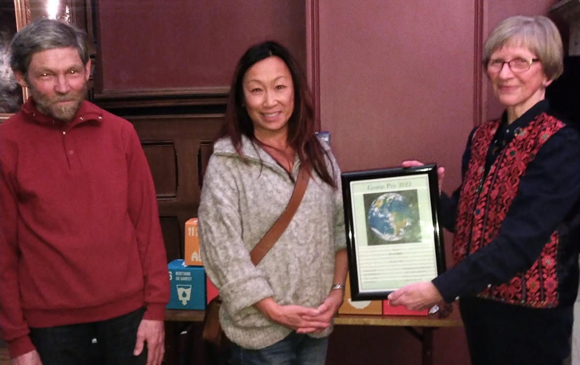 Prisvinner: Jens Kristian Tingvold, medlem Grønt utvalg og Menighetsrådet, Maya Winther Solheim, menighetspedag og Estrid Hessellund, leder Grønt utvalg.