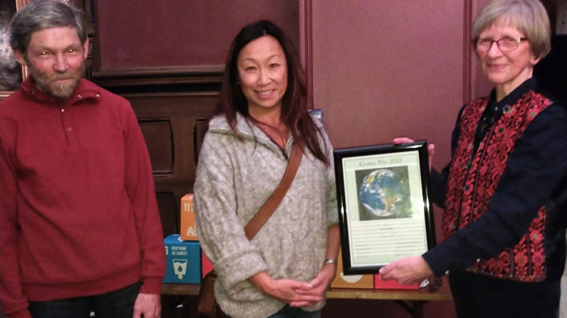 Prisvinner: Jens Kristian Tingvold, medlem Grønt utvalg og Menighetsrådet, Maya Winther Solheim, menighetspedag og Estrid Hessellund, leder Grønt utvalg.