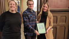 Marit Juven Gjærde, diakon Østre Aker og Haugerud menighet  Tom Christian Voigt, Ungdomsrådet Oslo bispedømme som deler ut diplomet  Jennifer Spoor, prosjektleder Ulvenhagen