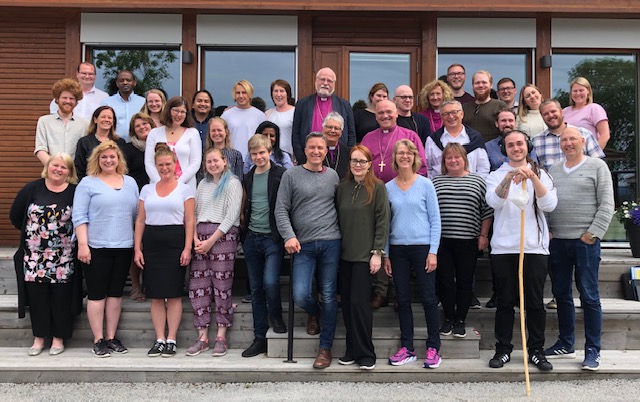 Her er studentene, biskopene og rådgiverne samlet på trappen på Granavolden gjestegiveri.