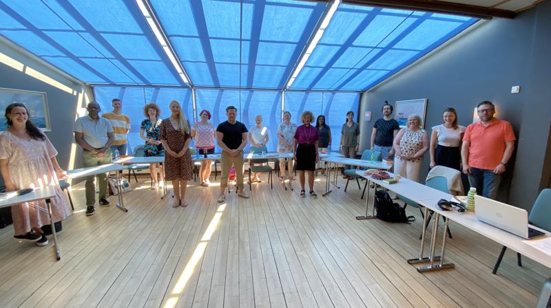 Ute skinner solen, inne læres det om vigslede tjenester. 12 studenter er to dager denne uken på Veien til Vigslet tjeneste. Foto: Johannes Ek Reindal