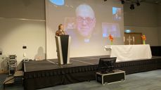 OPPSTART: Signe Myklebust, diakon i Fjell menighet, ledet seminaret i Oslo i går. Henrik Törnqvist og Christina Byström fra FBHO i Svenske kyrkan, var med på skjerm. Alle foto: Johannes Ek Reindal