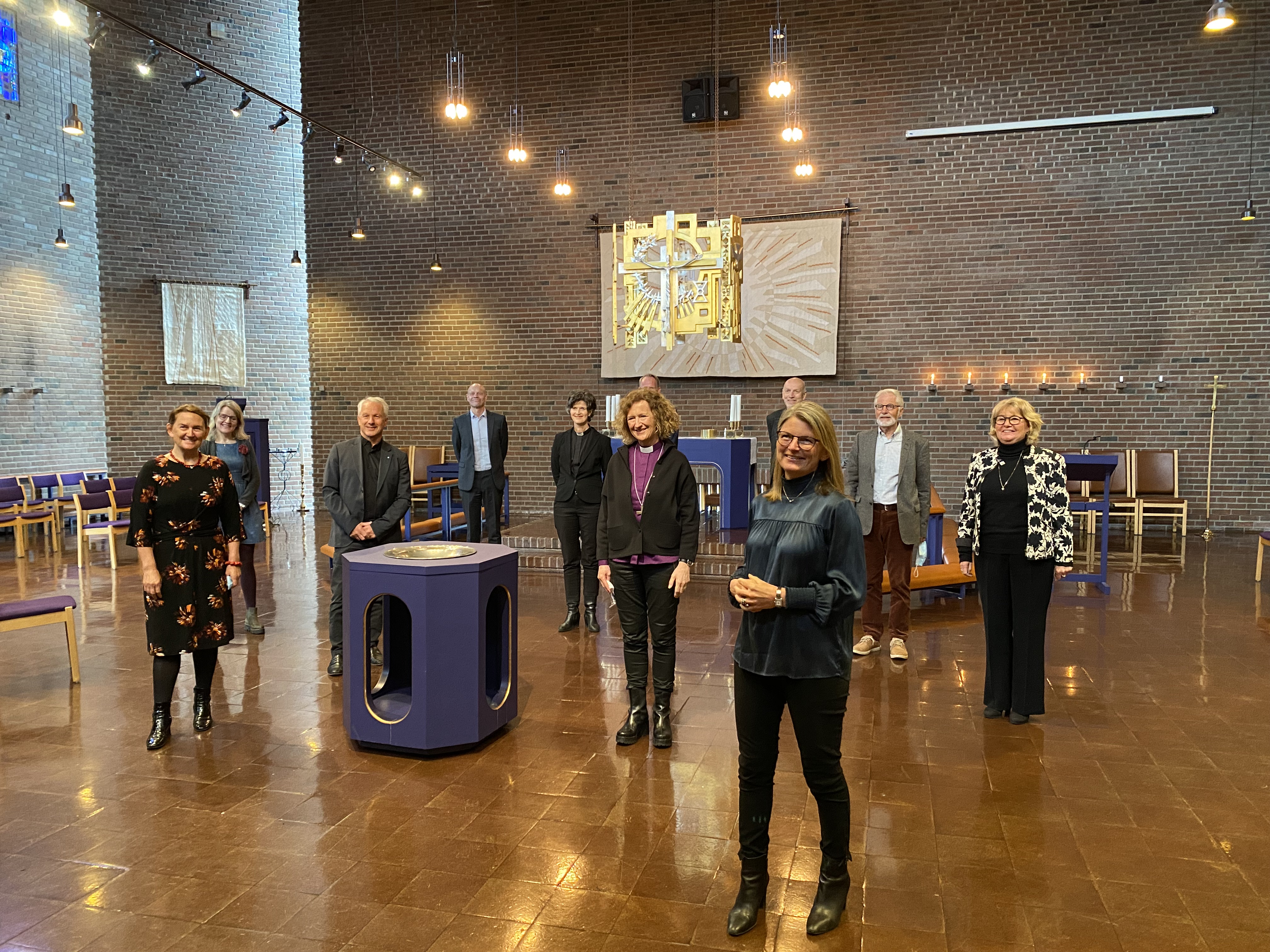 Samtaler: Under visitasen møte biskopen, kirkesjef, prost og menighetens ledelse også ordførere i Asker Lene Conradi og deler av hennes stab. Foto: Johannes Ek Reindal