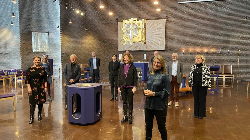 Samtaler: Under visitasen møte biskopen, kirkesjef, prost og menighetens ledelse også ordførere i Asker Lene Conradi og deler av hennes stab. Foto: Johannes Ek Reindal