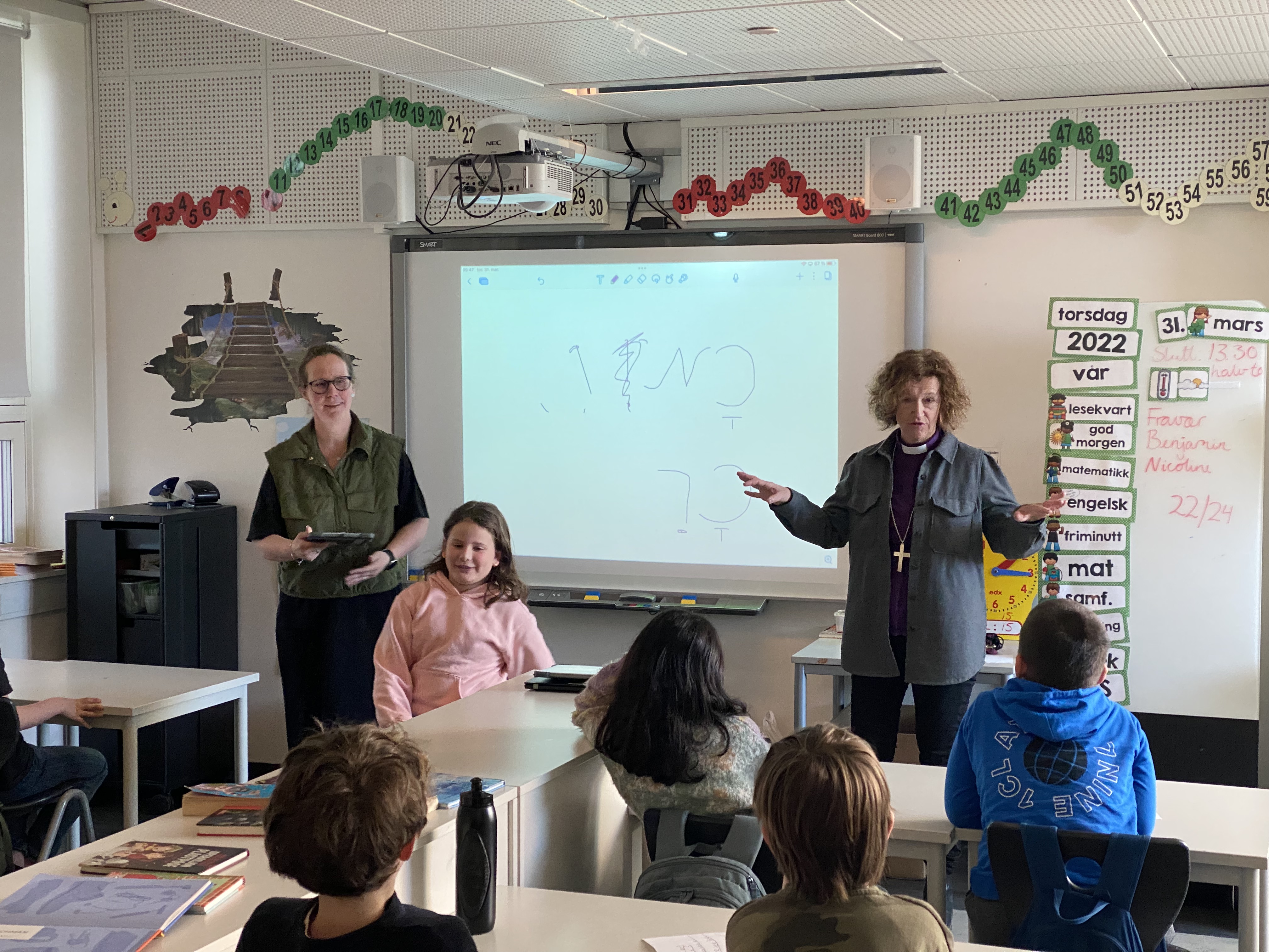 Språk: De gamle bibelske språkene latin, gresk og hebraisk kom opp da 4A fikk besøk av biskopen. Foto: Johannes Ek Reindal 