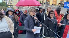Domprost Anne May Grasaas holdt appell i regnet foran Stortinget.