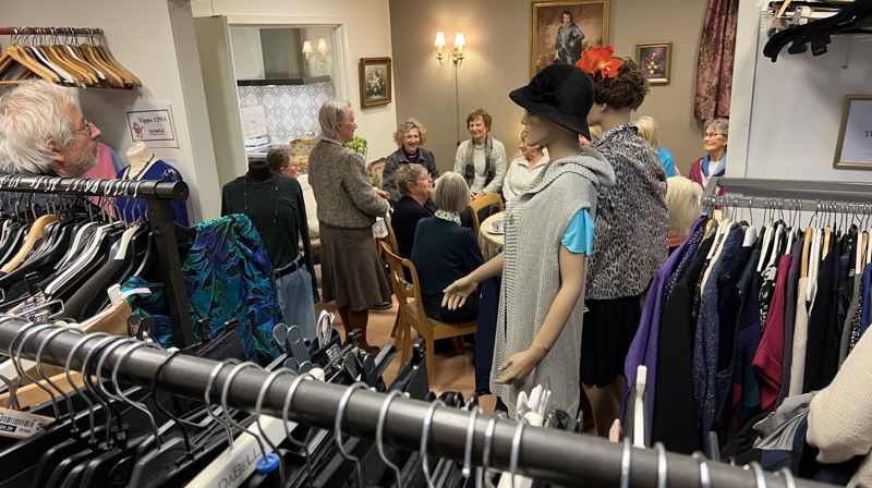 Bruktbutikken i kjelleren på menighetshuset er en kjent destinasjon fro mange på Grefsen.