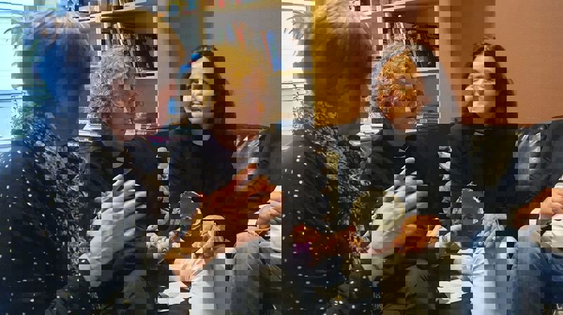 Biskop Kari på visitas hos Kastanjen Aktivitetshus