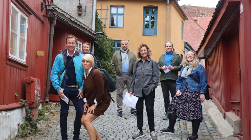 En del av bispedømmerådet i Oslo gikk en liten pilegrimsvandring fra Gamle Aker kirke til bispegården. Fra venstre: Gard Sandaker-Nielsen, bak Anne Anita Lillebø, Kristin Gunleiksrud Raaum, Arve Juritzen, biskop Kari Veiteberg, stiftsdirektør Ole Edvard Wold-Reitan, Kjersti Jåvold Landmark. Foto: Magnar Helgheim