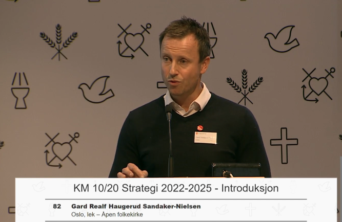 Leder av Oslo bispedømmeråd Gard Sandaker-Nielsen, på talerstolen på kirkemøtet i Trondheim forrige uke. Skjermdump strømming Kirkemøtet.