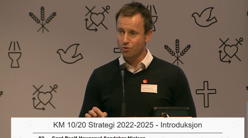 Leder av Oslo bispedømmeråd Gard Sandaker-Nielsen, på talerstolen på kirkemøtet i Trondheim forrige uke. Skjermdump strømming Kirkemøtet.