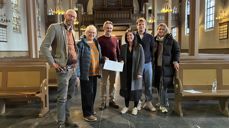 Fra venstre daglig leder i Paulus og Sofienberg menighet Anders Huuse Kartzow, leder av menighetsrådet Oddrun Remvik, nabolagsildsjel Stian Schjelderup, Linn Lunder fra Sparebankstiftelsen, Dino Juhas leder av ungdomsrådet i bydelen og Ulrika Stavgaard fra Sparebankstiftelsen. I hånda har Schjelderup det synlige beviste for støtten fra Sparebankstiftelsen. Foto: Johannes Ek Reindal