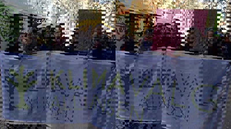 Delegasjon fra Klimavalgalliansen på plass i Paris. Victoria Tobiassen helt til høre på bildet. Foto: Privat