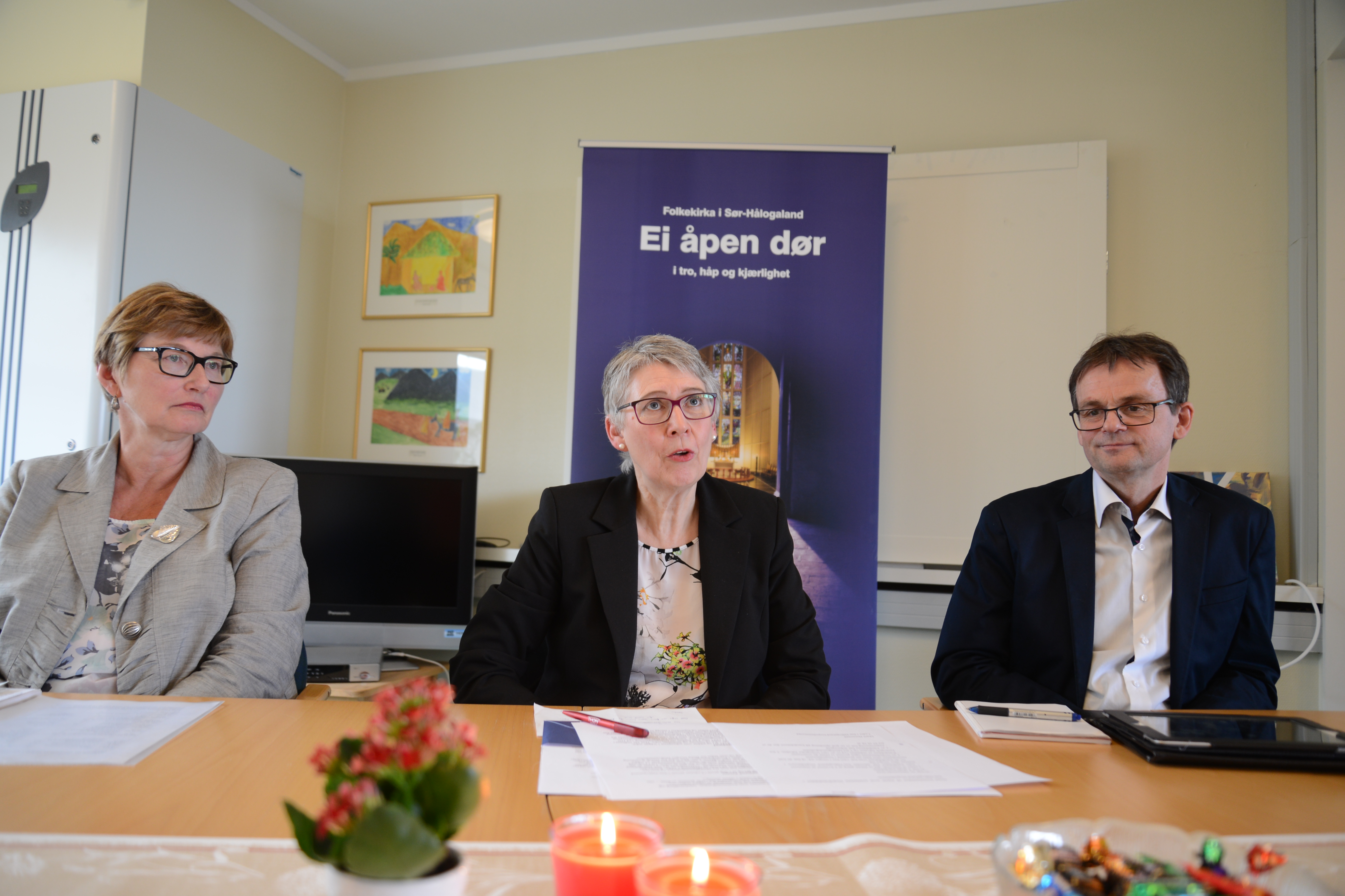 Kirkerådets Gerd Karin Røsæg, bispedømmerådsleder Marit Hermstad og stiftsdirektør Jan-Kjell Jonassen offentligjorde kandidatene til ny biskop i Sør-Hålogaland på en pressekonferanse 5. mai. Foto: Stian Høgland, Avisa Nordland