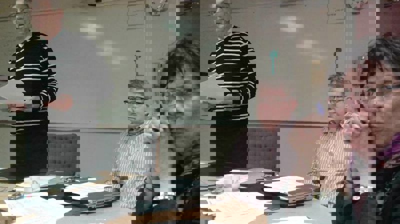 Fra venstre: Olavi Korhonen (oversetter), prosjektleder Mikael Winninge (Svenske bibelselskapet) og Britt Inger Sikku (leder av forprosjektet).