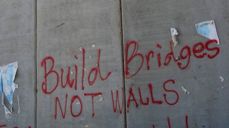 "Bygg fred, ikke murer" er mottoet til Kirkeuka for fred. Bilde: Kirkeuka for fred