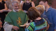 Torgils Aurdal gir nattverd. Foto: Privat