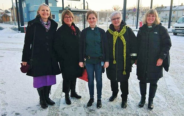 Fra venstre: domprost Elin Vangen, Inger Johanne Lindahl fra Kirkens bymisjon, fengselsdiakon Christina Ellefsen, biskop Ann-Helen Fjeldstad Jusnes og diakonirådgiver Brita Bye