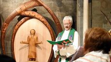 Bierna Leine Bientie ved det sørsamiske alteret i Nidarosdomen som ble innviet i februar dette år.