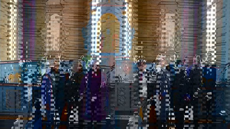 Ansatte i Hattfjelldal kirkelige fellesråd sammen med biskop og prost