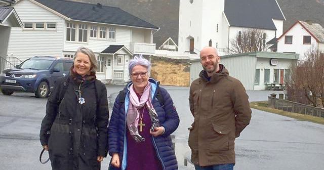 Soknepresten på Værøy Alexander Lücke tar imot biskop Ann-Helen Fjeldstad Jusnes og domprost Elin Vangen til visitas