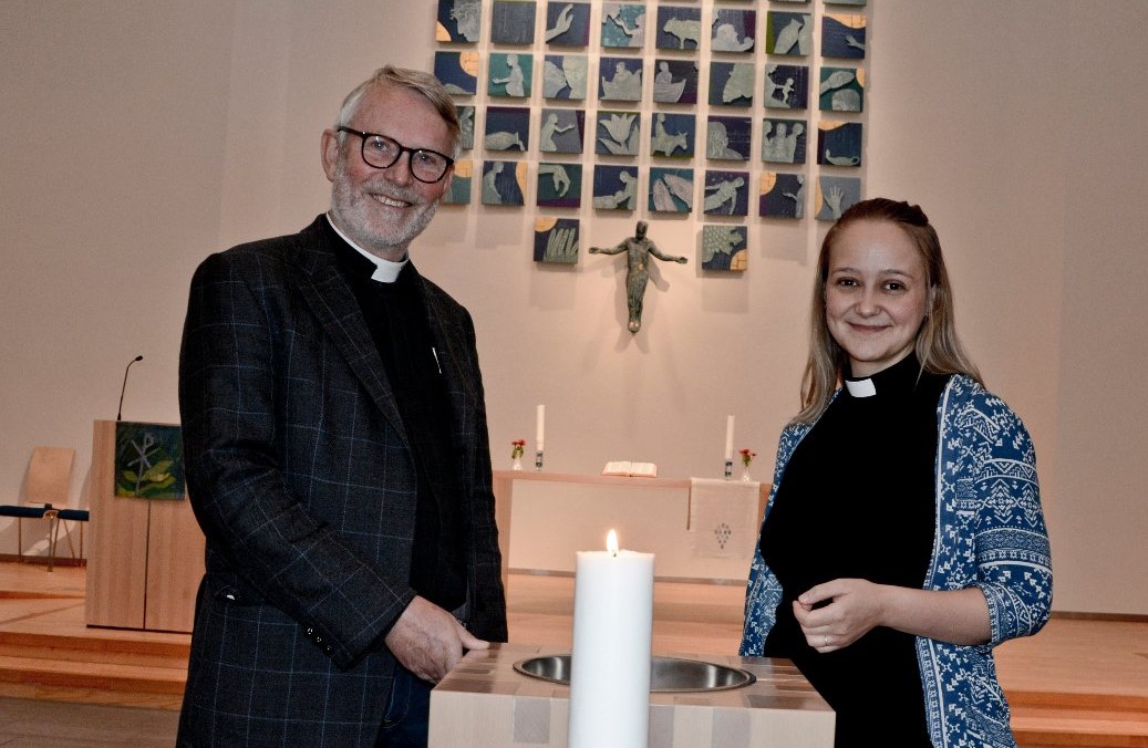 Prestene Svein Malmbekk og Maja Skålvold tror ikke antallet som ønsker å døpe sine barn, vil gå nevneverdig ned selv om kirka heretter ikke sender ut dåpsinvitasjon. Foto: Trude Landstad, Avisa Nordland