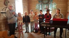 Barnekoret under ledelse av prest Kari Nedgård og organist Veronica Kashina