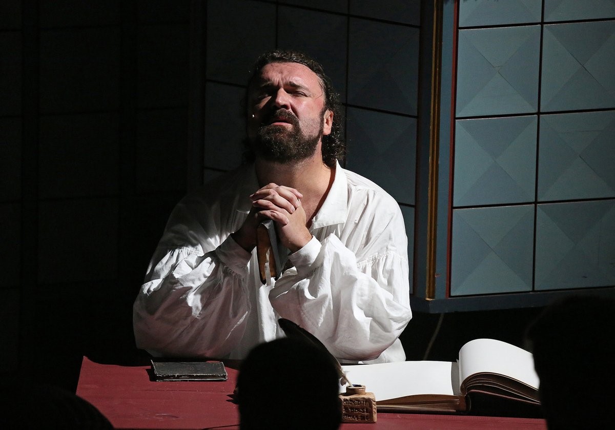 Hans-Erik Dyvik Husby i rollen som Petter Dass, Foto: Trond Carlsen