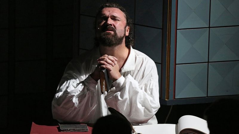 Hans-Erik Dyvik Husby i rollen som Petter Dass, Foto: Trond Carlsen