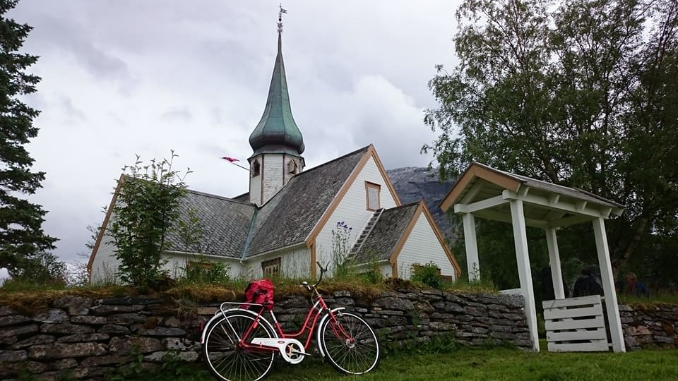 "På kjøretøyet skal småkårsfolk kjennes." Rørstad kirke. Foto: Lisbeth T. Gieselmann