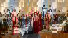 Bakerst fra venstre: fung. domprost Odd J. Eidner, sokneprest i Innstranden menighet Reiulf Pedersen, pensjonert sokneprest i Rønvik Svein Malmbekk, og sokneprest i Skjerstad og Misvær Børge Hatch Fure, sykehusprest Ingeborg Overvoll og leder i Bodø kirkelige fellesråd Elin Sofie Valøy. Foran fra venstre: sokneprest i Fauske menighet Dirk Gieselmann, biskop Ann-Helen Fjeldstad Jusnes og ordinanden Tine Fure.