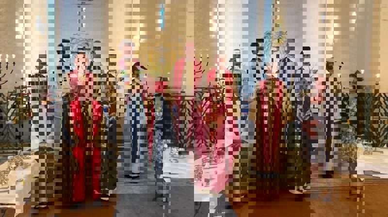 Bakerst fra venstre: fung. domprost Odd J. Eidner, sokneprest i Innstranden menighet Reiulf Pedersen, pensjonert sokneprest i Rønvik Svein Malmbekk, og sokneprest i Skjerstad og Misvær Børge Hatch Fure, sykehusprest Ingeborg Overvoll og leder i Bodø kirkelige fellesråd Elin Sofie Valøy. Foran fra venstre: sokneprest i Fauske menighet Dirk Gieselmann, biskop Ann-Helen Fjeldstad Jusnes og ordinanden Tine Fure.