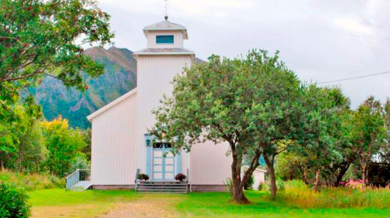 Strandlandet kirke. Foto: Kirkesøk