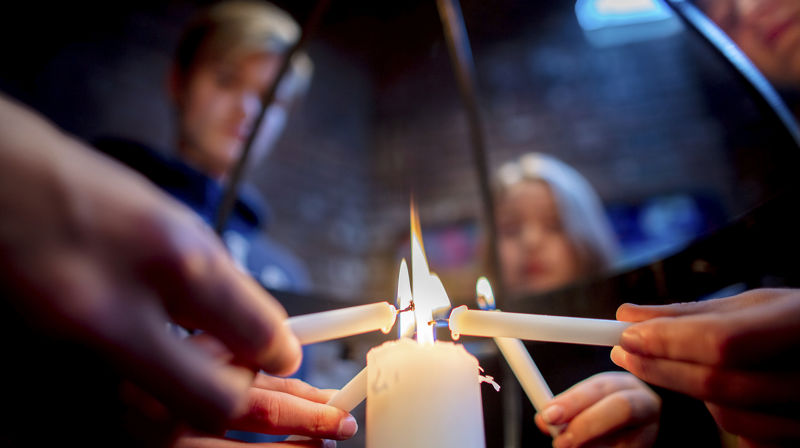Tenning av lys i lysgloben, symbolet på en klode vi alle har ansvar for. Foto: Bo Mathisen