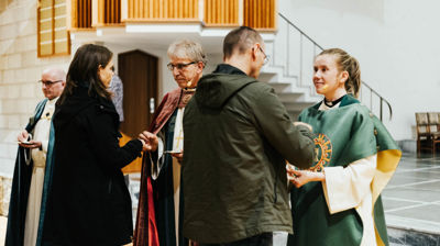 Prest på skolebenk og i kirkerom. Foto: Kontrafei Media