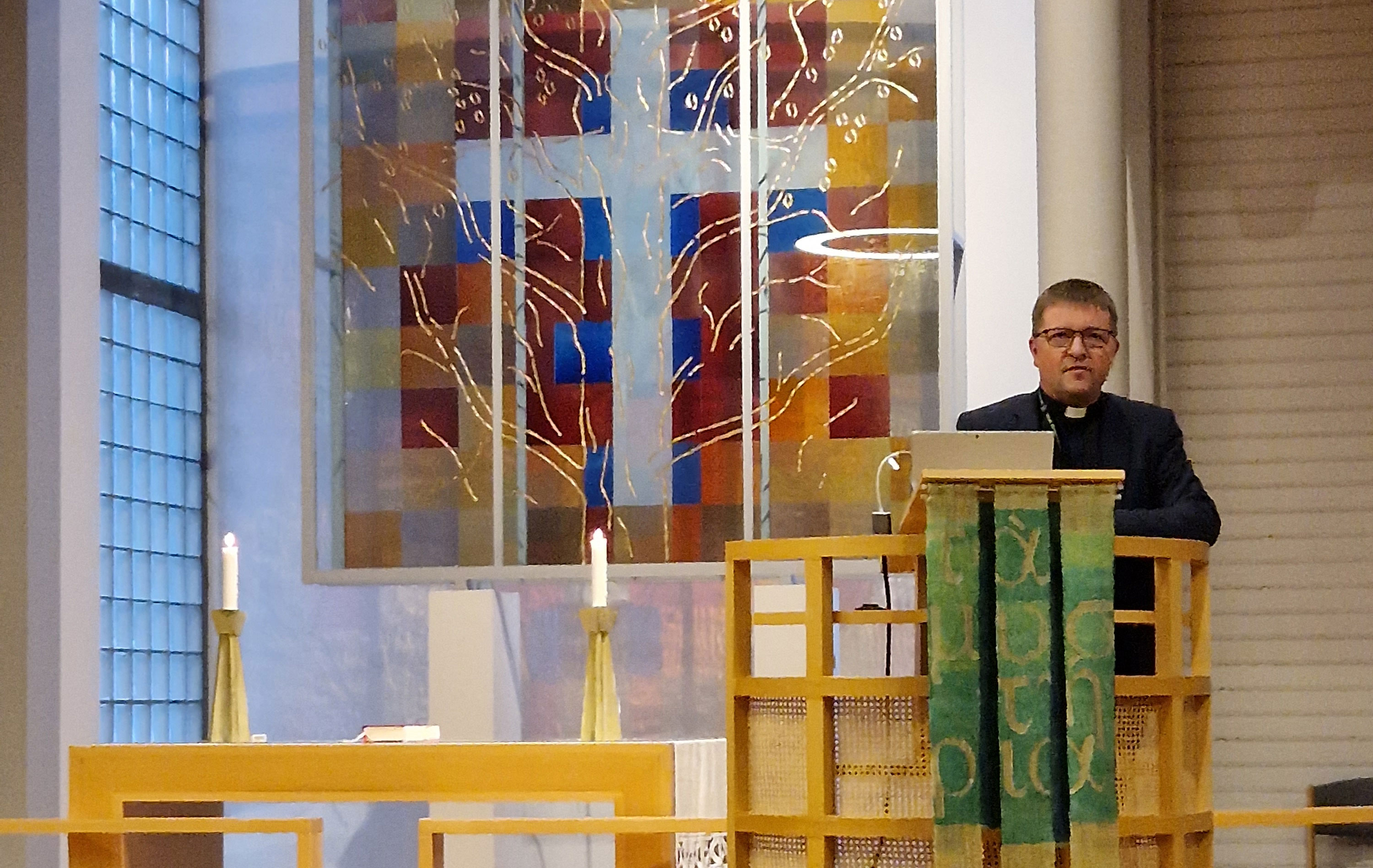 Biskop Svein Valle holdt et innlegg under KICK OFF-samlingen i Rønvik kirke.