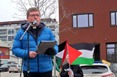 Biskop Svein holder appell under solidaritetsmarkering for Gaza i Rådhusparken i Bodø. Foto: Lisbeth T Gieselmann 