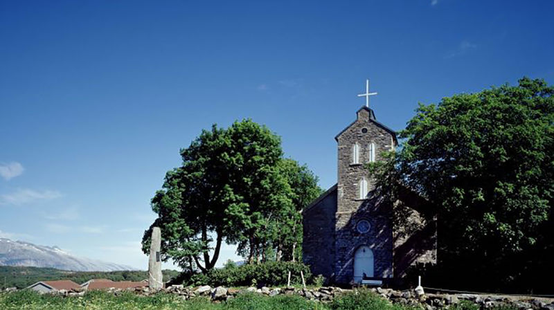 Tjøtta kirke. Foto: Kirkebyggdatabasen, Jiri Havran