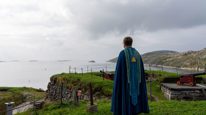 Biskop Svein Valle ser utover havet fra Nyholms Skandse i innseilinga til Bodø. Foto: Sør-Hålogaland Bispedømme