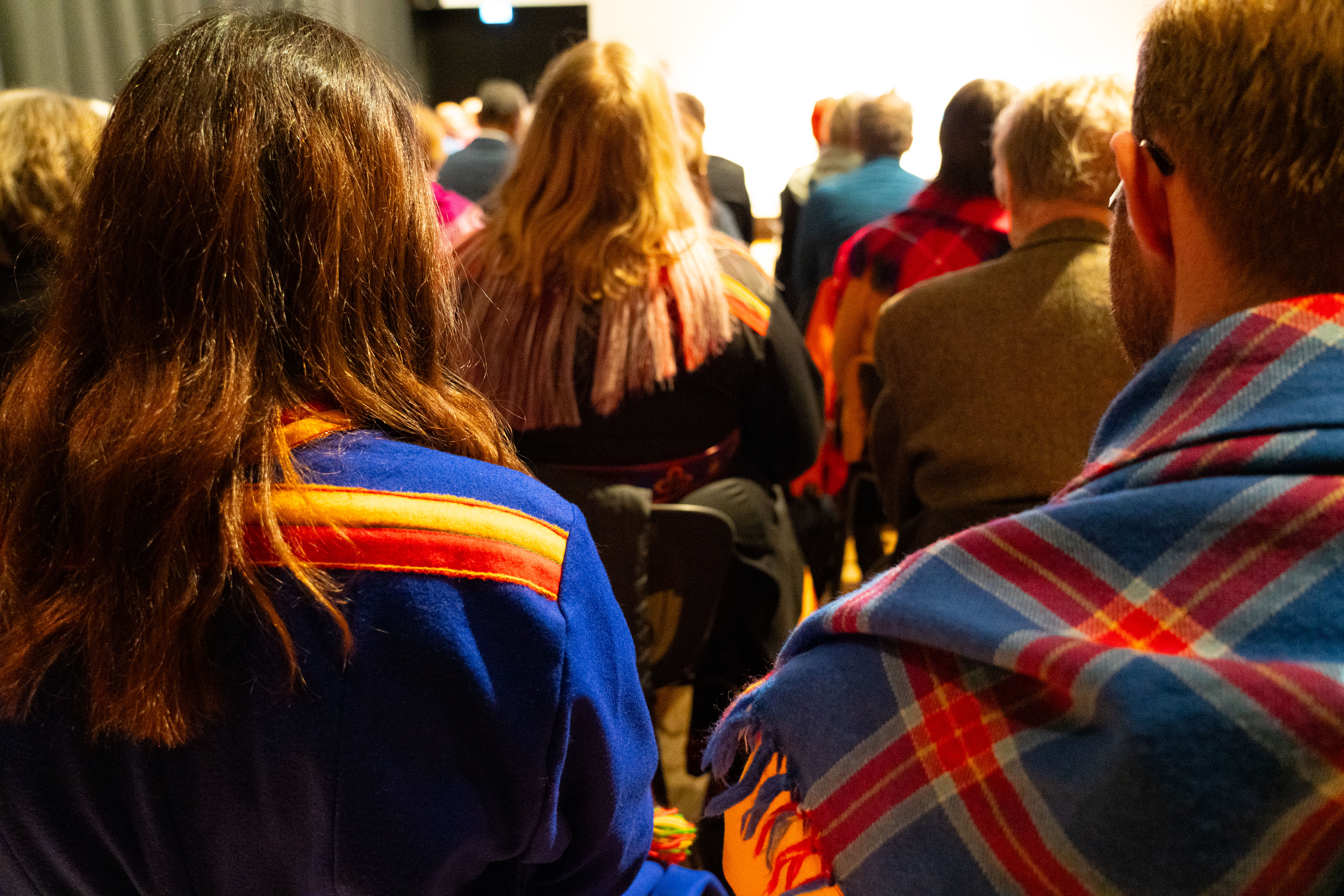 Kofter og sjal, bakfra, under gudstjeneste i Litteratursalen i Stormen bibliotek 6. februar 2024. Foto: Den norske kirke