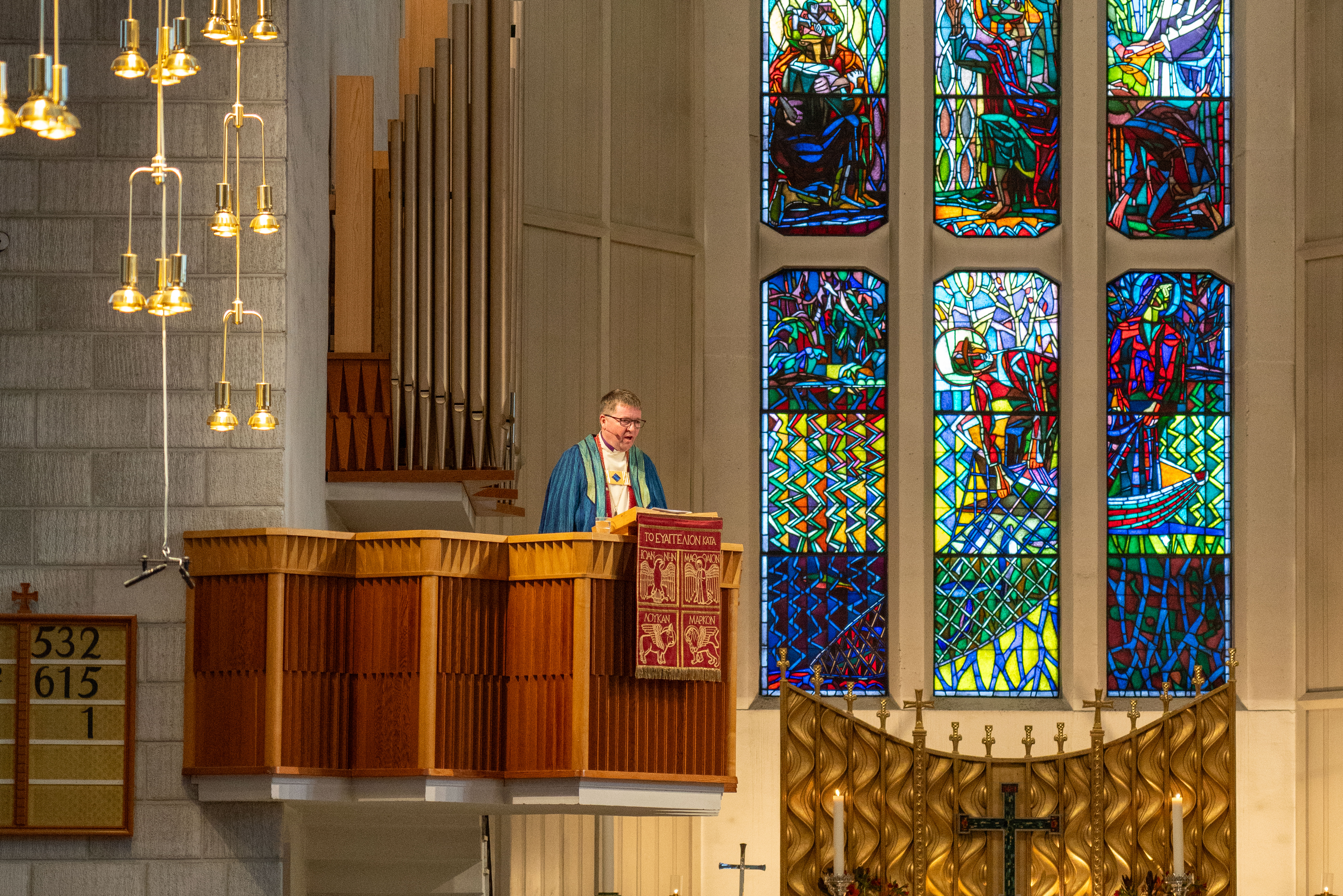 Biskop Svein preker under vigslingsgudstjenesten i Bodø domkirke, 19. november 2023. Foto: Sør-Hålogaland bispedømme