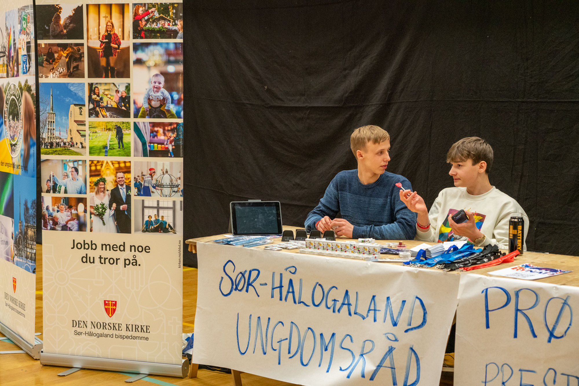 Sør-Hålogaland bispedømmes Ungdomsråd har stand under Bynatt i Bodø, 2024. Foto: Sør-Hålogaland bispedømme