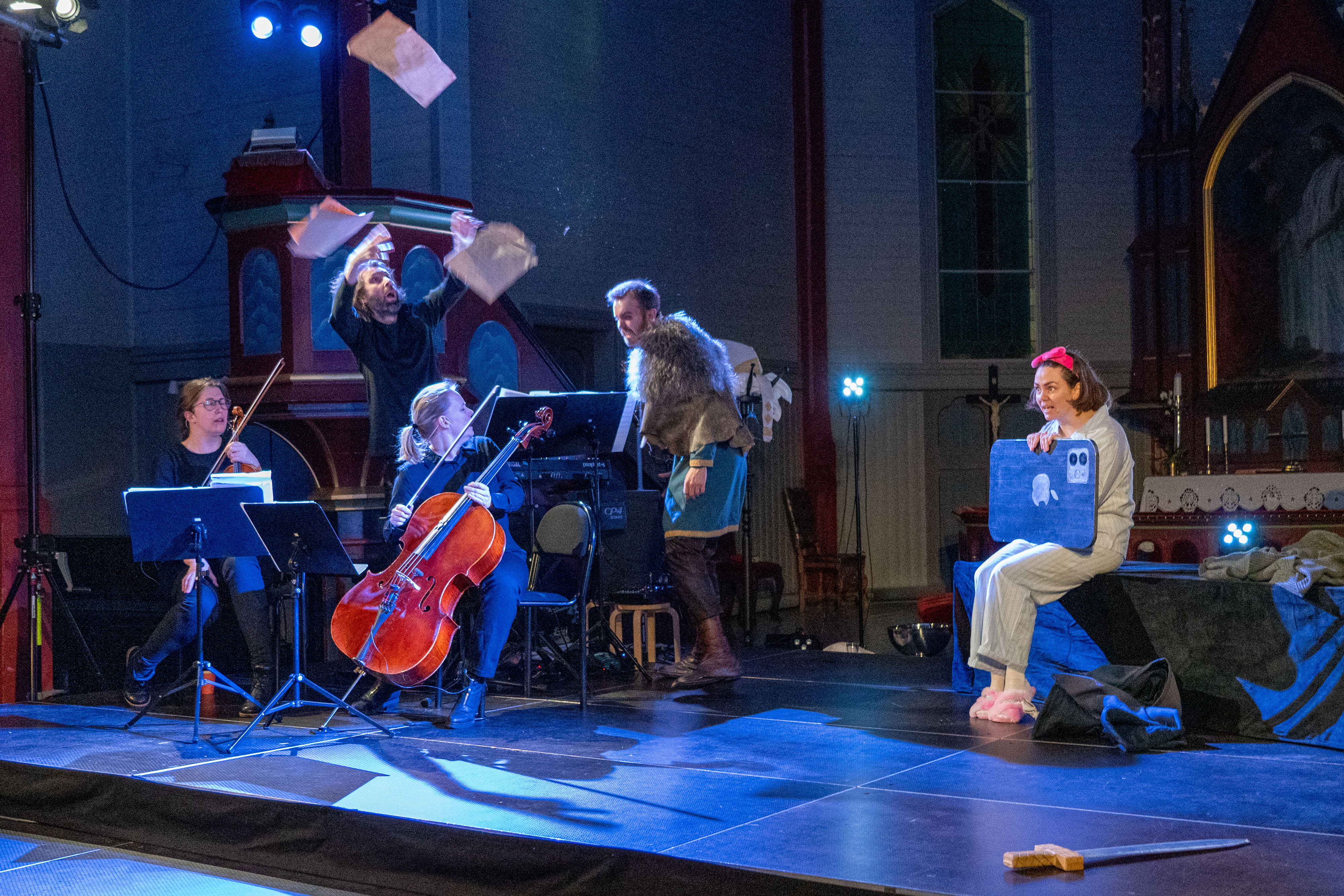 Helt Konge, en skolesekkforestilling i forbindelse med ARCTICulations of Faith. Her fra premieren i Sortland kirke. Foto: Sør-Hålogaland bispedømme
