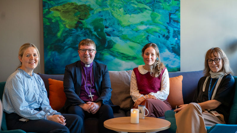 Fra bispevisitas ved Nordlandssykehuset. Sykehusprest Elin Marie Irgens, biskop Svein Valle, Katrin Aakre, leder for Vardesenteret og sykehusprest Ingeborg Overvoll. Foto: Sør-Hålogaland bispedømme