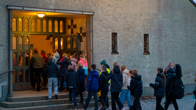 Ungdommer på vei inn i Bodø domkirke. Foto: Sør-Hålogaland bispedømme