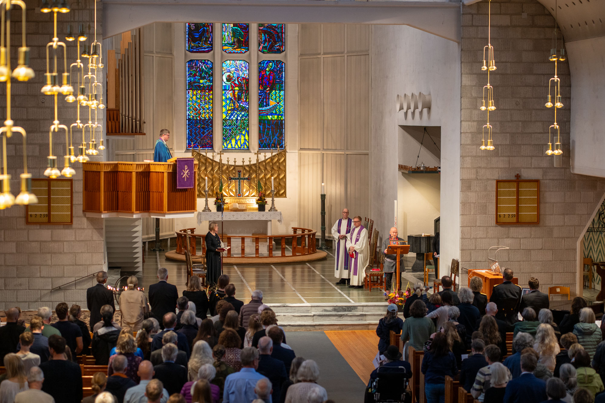 Biskop Svein preker under sørgegudstjenesten for H.M. Kong Harald V i Bodø domkirke. Foto: Sør-Hålogaland bispedømme