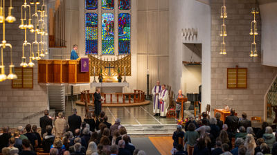 Biskop Svein preker under sørgegudstjenesten for H.M. Kong Harald V i Bodø domkirke. Foto: Sør-Hålogaland bispedømme