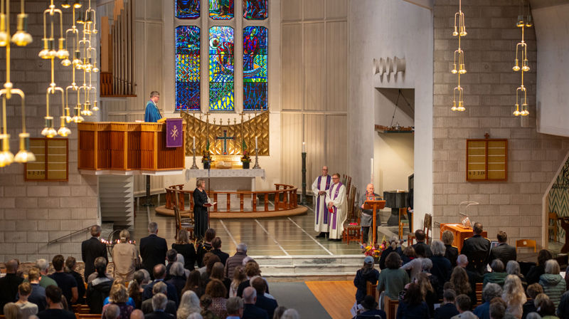 Biskop Svein preker under sørgegudstjenesten for H.M. Kong Harald V i Bodø domkirke. Foto: Sør-Hålogaland bispedømme